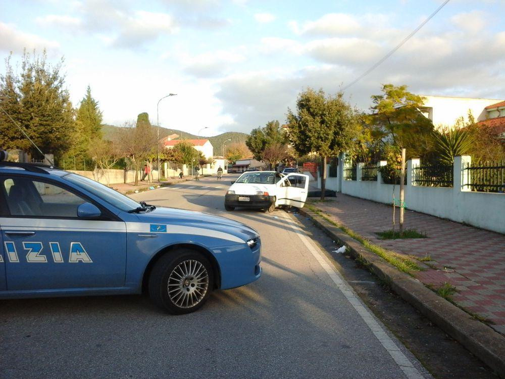 Fuori strada all'alba, muore un ventenne