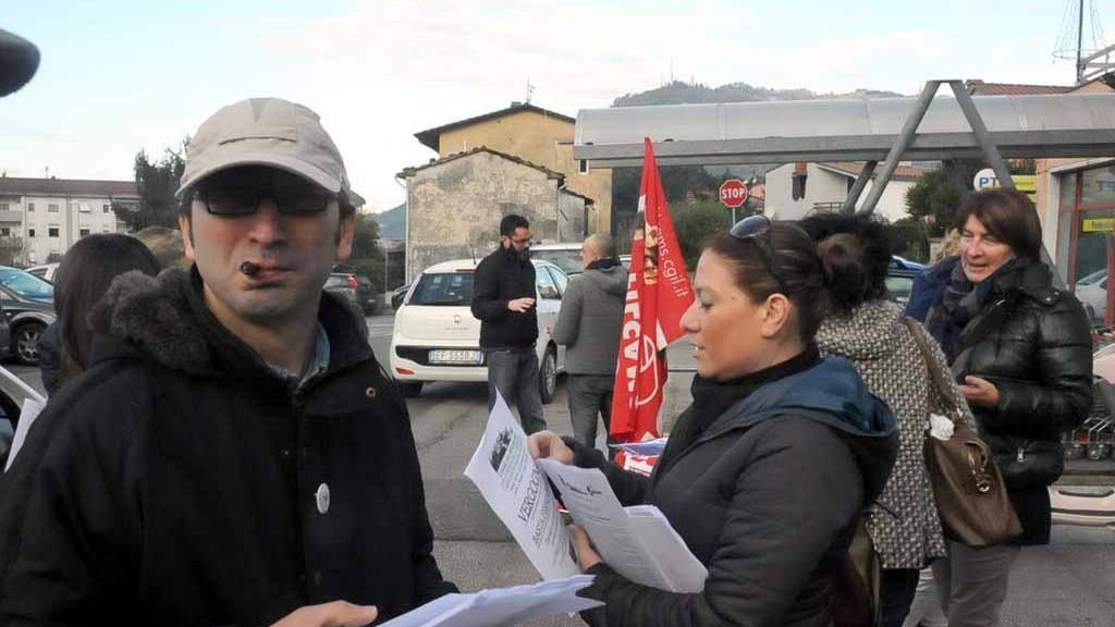 Bonascola: il volantinaggio di sindacalisti e lavoratori contro l'apertura dei supermercati Conad il giornale di Natale (foto Cuffaro)