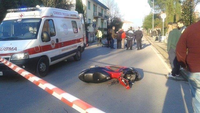 Lo scooter su cui viaggiava Miki Parise