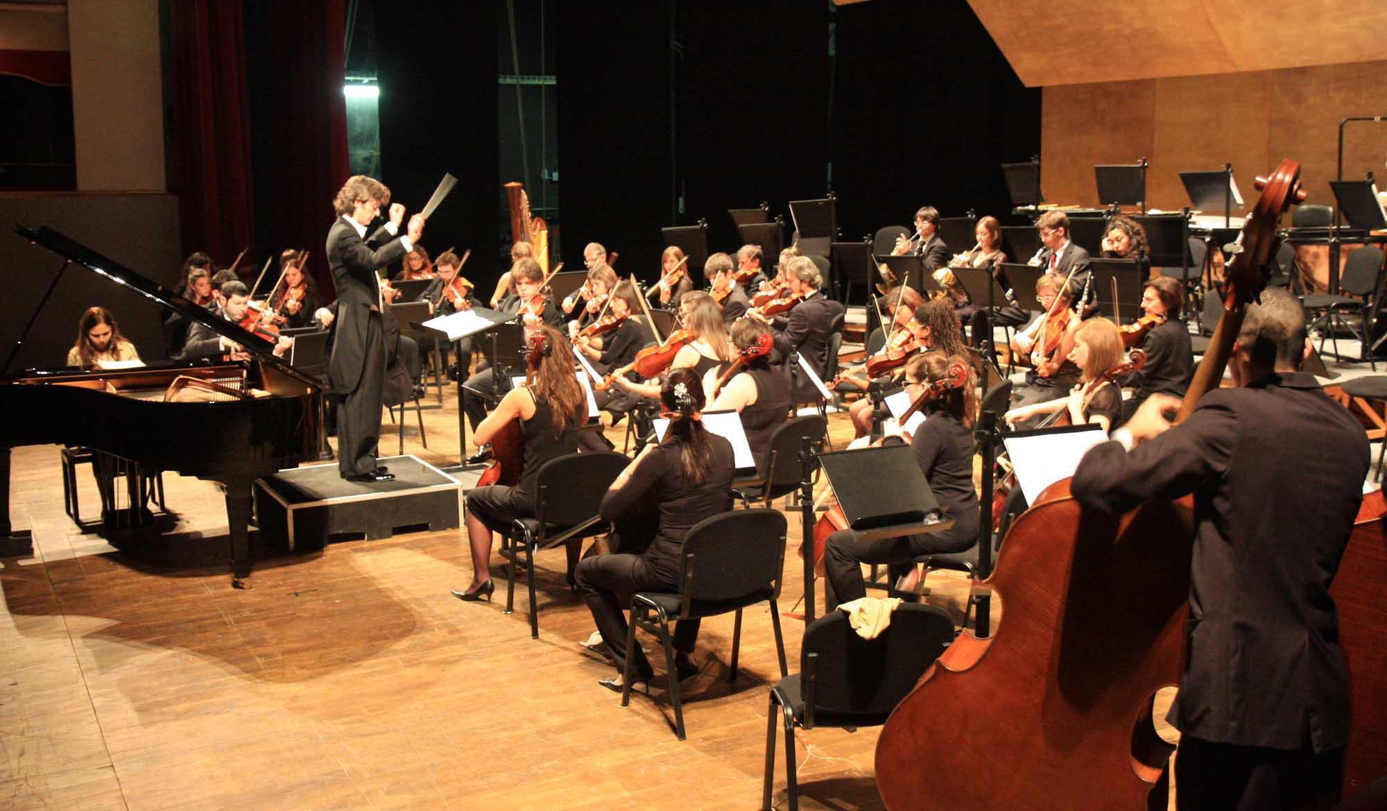 L'orchestra degli allievi dell'istituto Mascagni durante un concerto