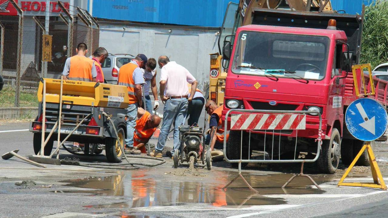 Lavori su una rete idrica (archivio)