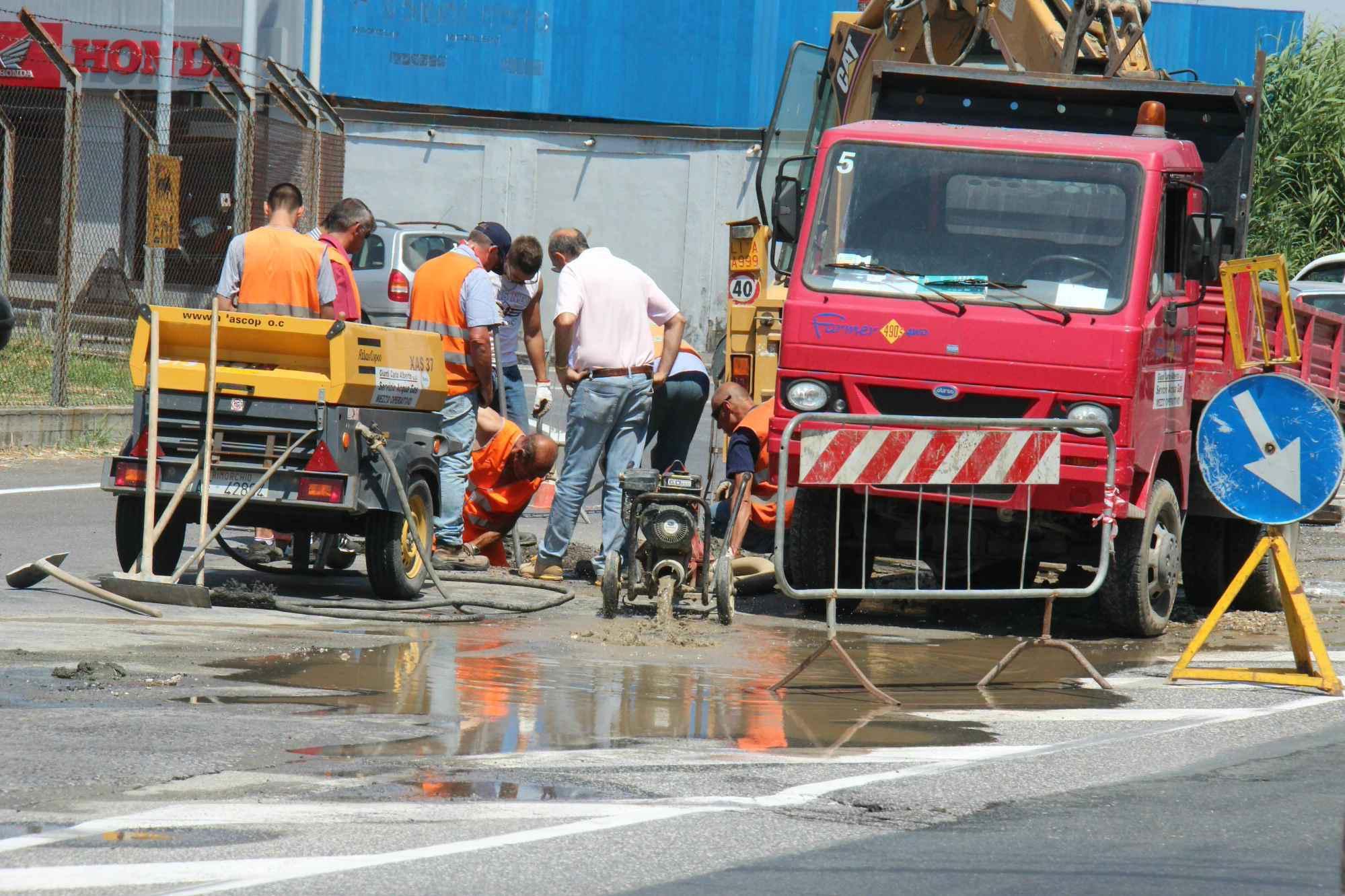 Lavori su una rete idrica (archivio