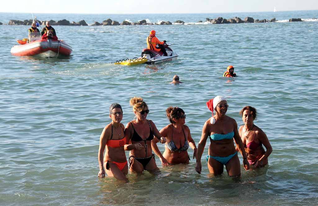Il tuffo in mare a Marina di Massa