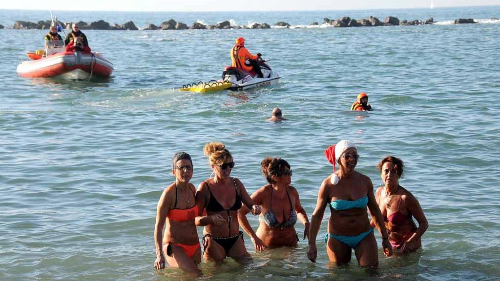 Il tuffo in mare a Marina di Massa