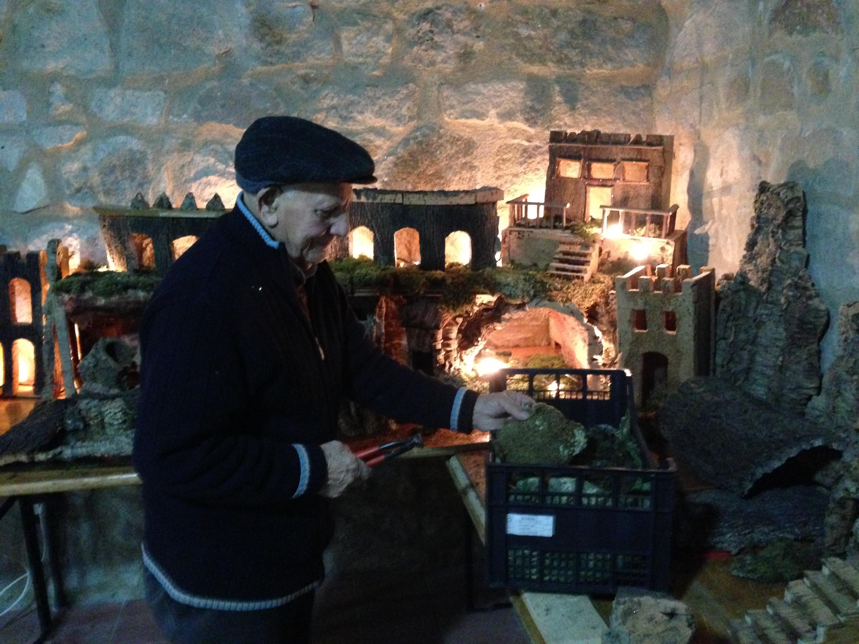 Teuccio Cassoni al lavoro nel suo ormai leggendario presepe (foto Sebastiano Depperu)