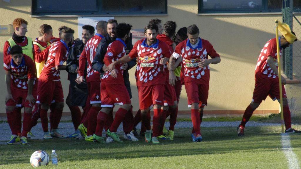 La gioia dei rossoblù dopo il gol dell'1-0, segnato da Rubechini (foto Giancarlo Grassi)