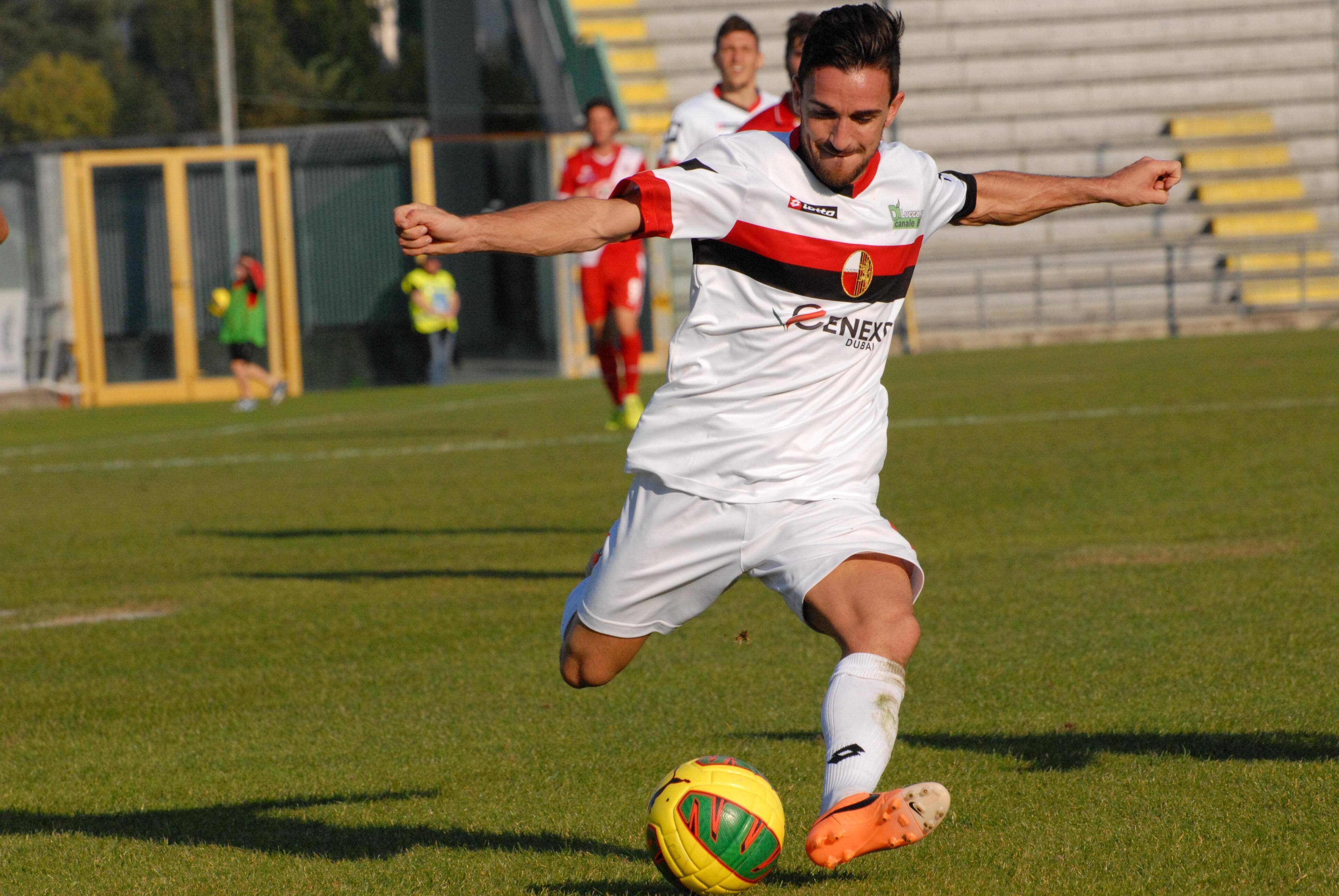 L'attaccante della Lucchese Daniele Ferretti, in gol a Reggio Emilia