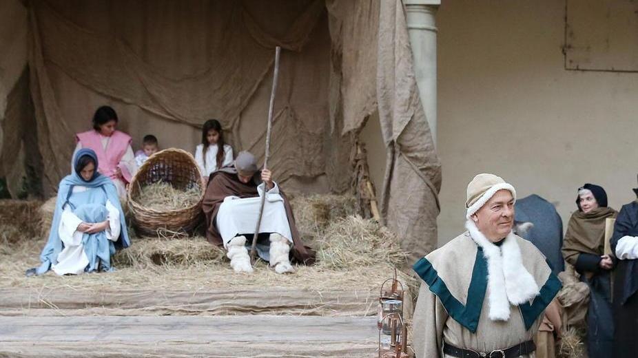La grotta rappresentata in piazza del Grano a Pescia (Foto Nucci)