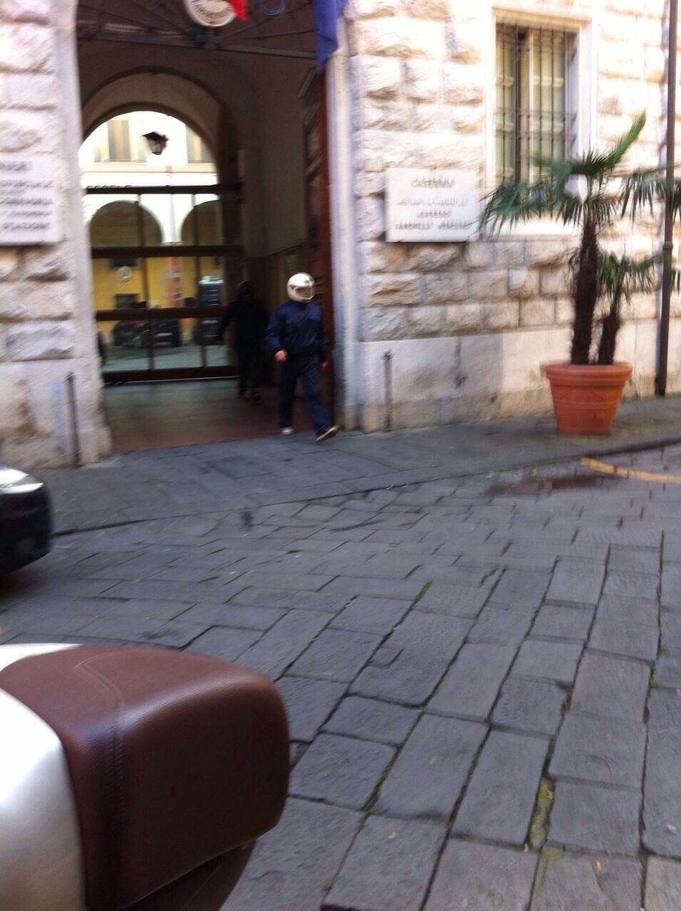 Antonio Logli mentre esce dalla caserma dei carabinieri