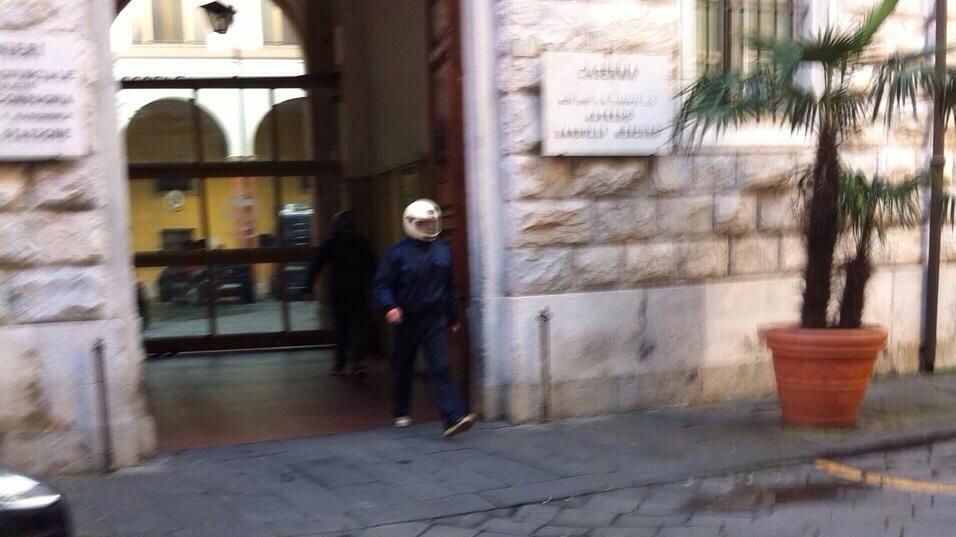 Antonio Logli mentre esce dalla caserma dei carabinieri