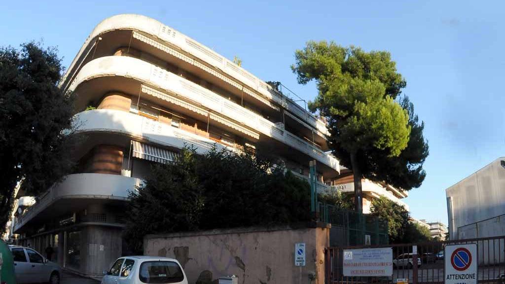 La palazzina dove è stata trovata la donna senza vita
