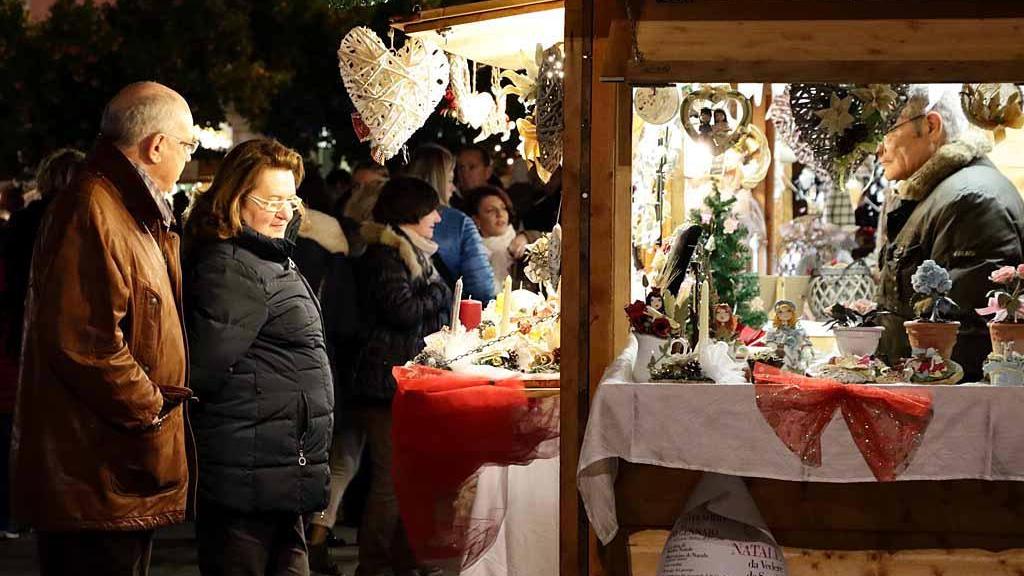 Le bancarelle del mercatino in centro-città