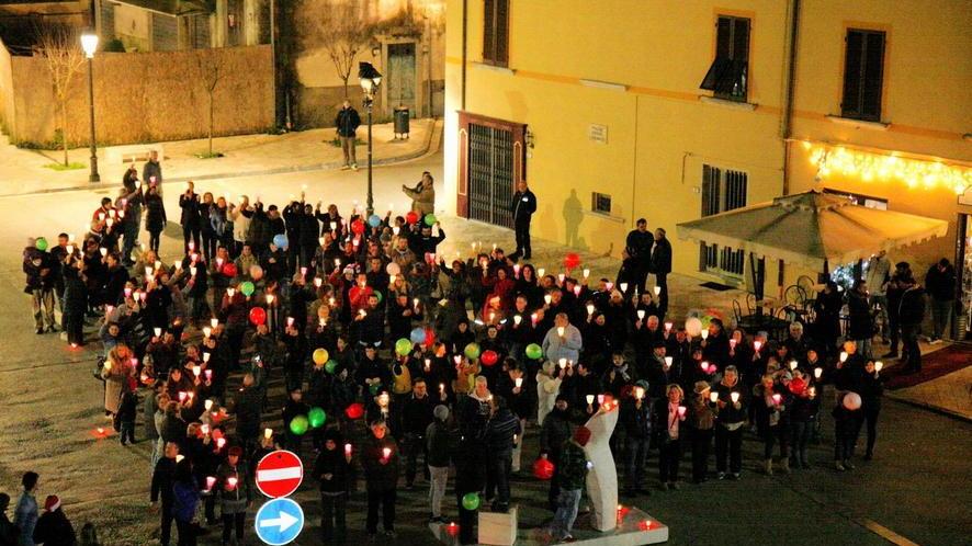 L’albero umano accende Seravezza