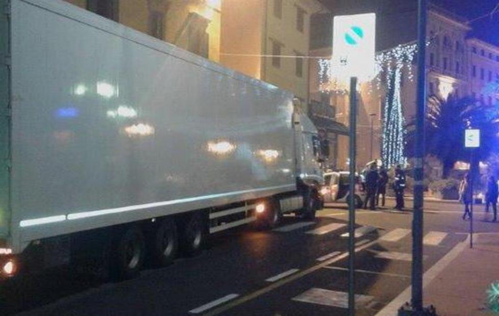 Tir “fermato” dalla zona pedonale 