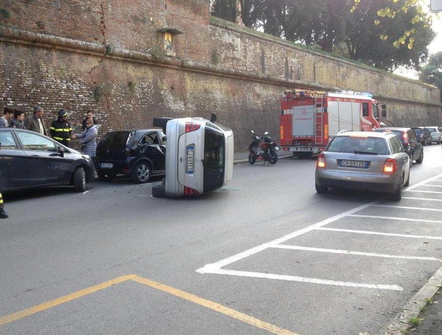 Travolge due auto e si rovescia in via Porciatti 