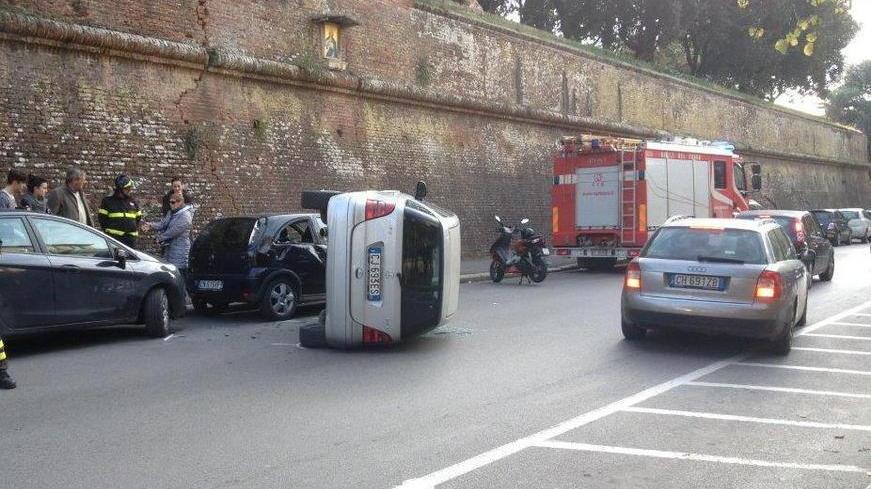 Travolge due auto e si rovescia in via Porciatti