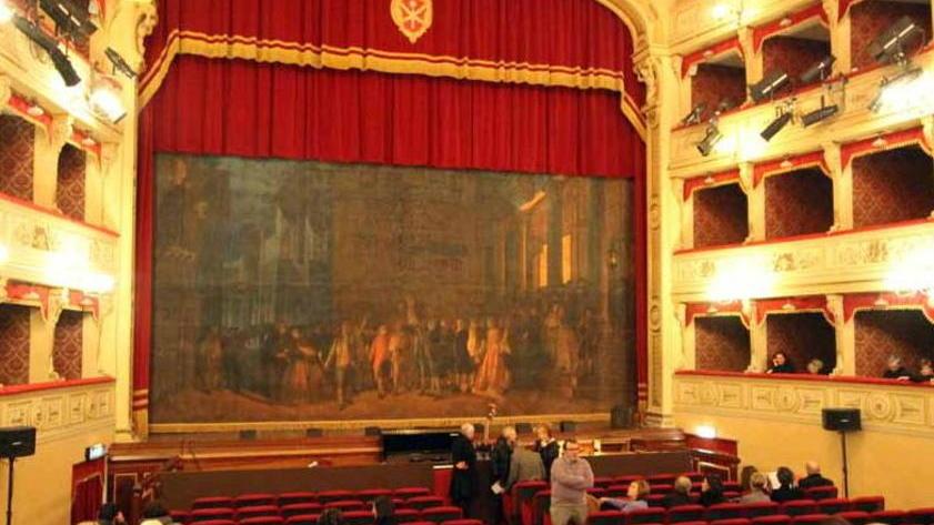 Teatro, assegnato il bando ma la polemica continua