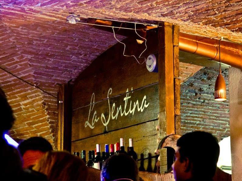 Caos al pub, musicista aggredisce l’agente 