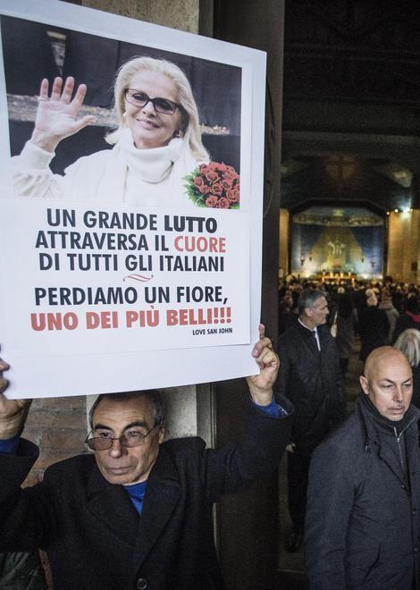 Una folla ai funerali di Virna, l’antidiva 