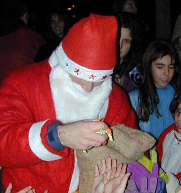 Babbo Natale arriva su un’auto rossa per portare i doni dell’Auser Monserrato