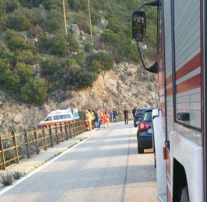 Ferma l’auto sul viadotto e si butta 
