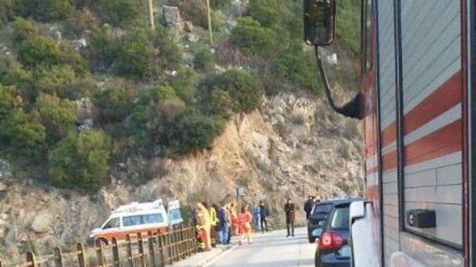 Ferma l’auto sul viadotto e si butta