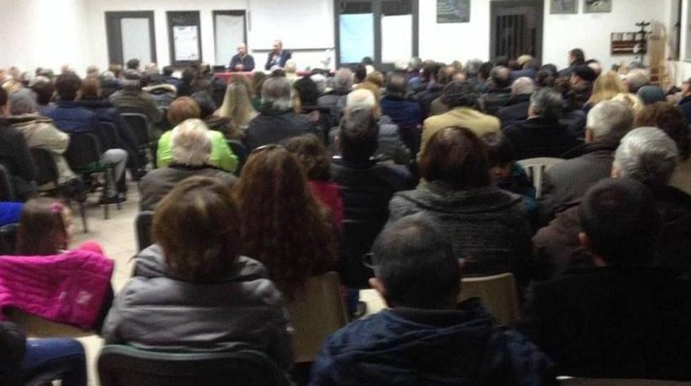 Guida sul paese, folla alla presentazione