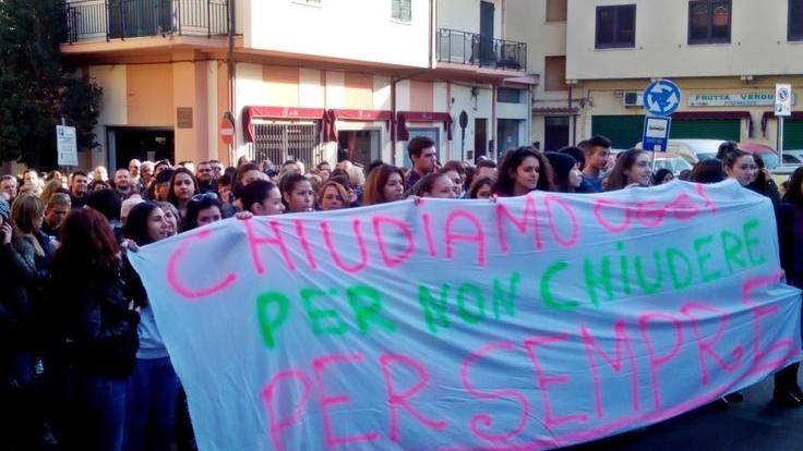 Siniscola, esplode la rabbia contro i partiti e i sindacati