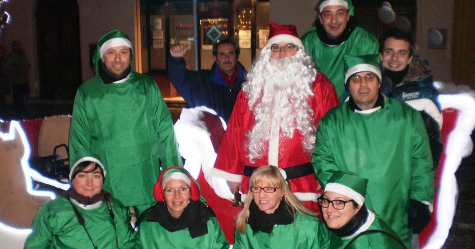 I vigili del fuoco volontari donano caramelle ai bimbi 