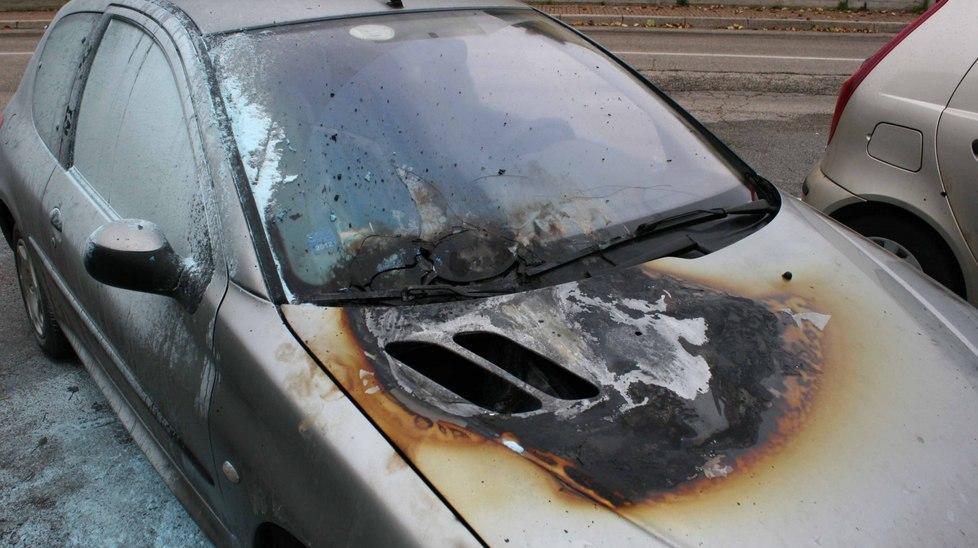 Auto in fiamme, paura in via Favero