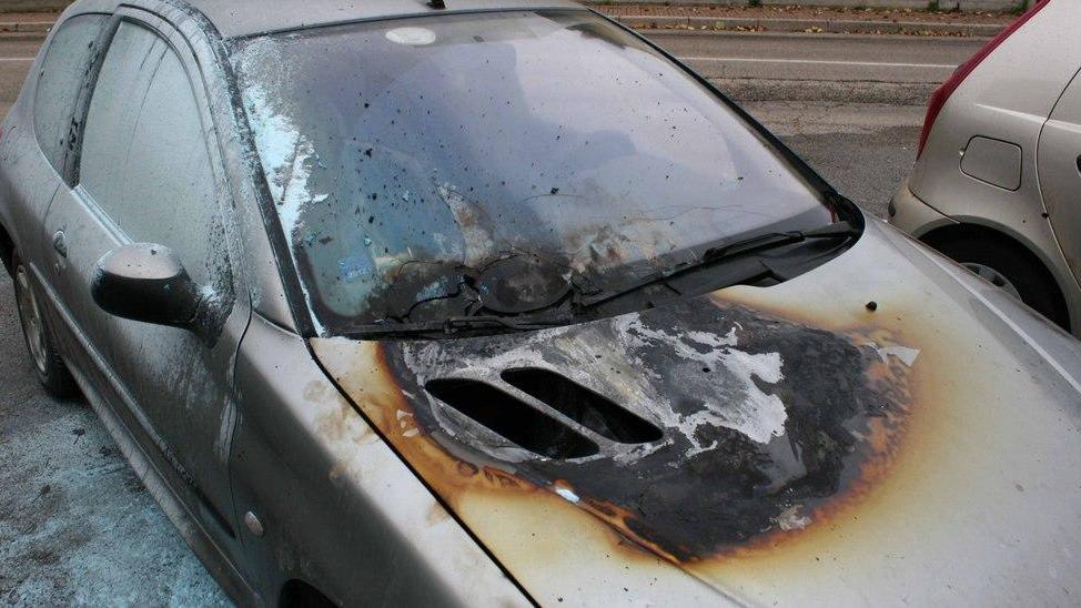 Auto in fiamme, paura in via Favero