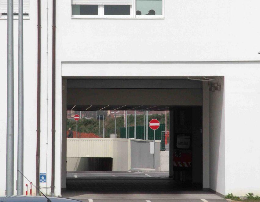 Migliora il 50enne precipitato dal tetto