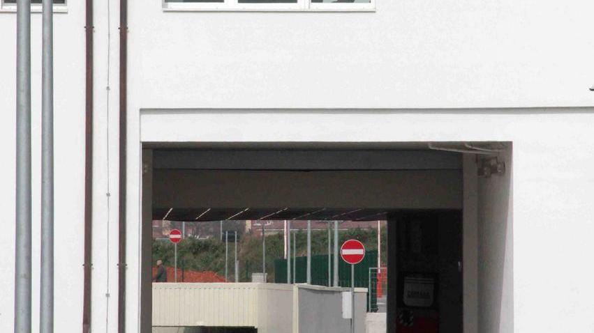 Migliora il 50enne precipitato dal tetto