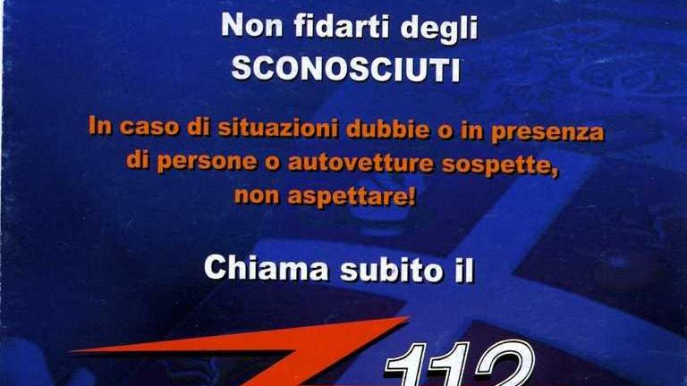 «C’è mercurio nell’acqua» e la derubano