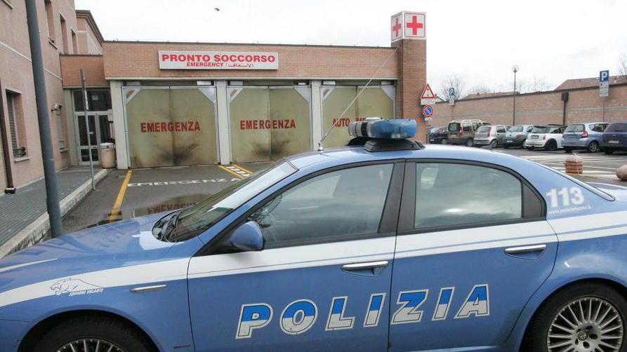 Picchia la ex e poi accoltella il figliastro