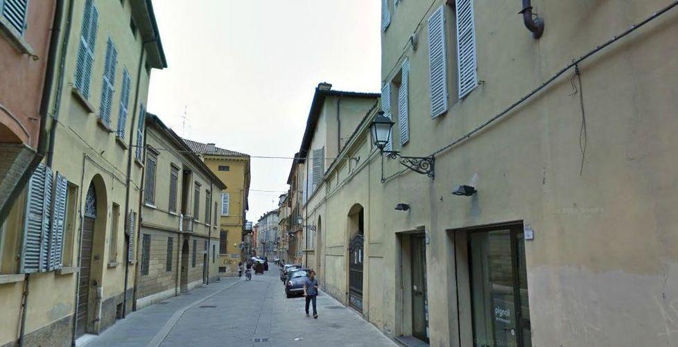 Legata e rapinata in casa da tre banditi 