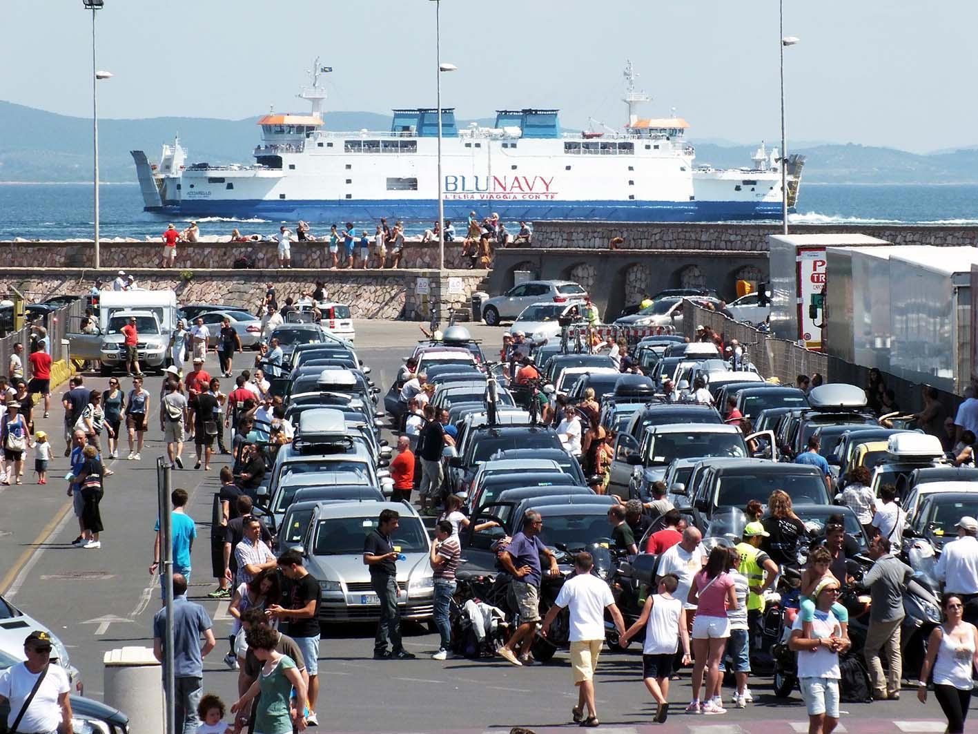Turisti in attesa di prendere un traghetto per l'Elba