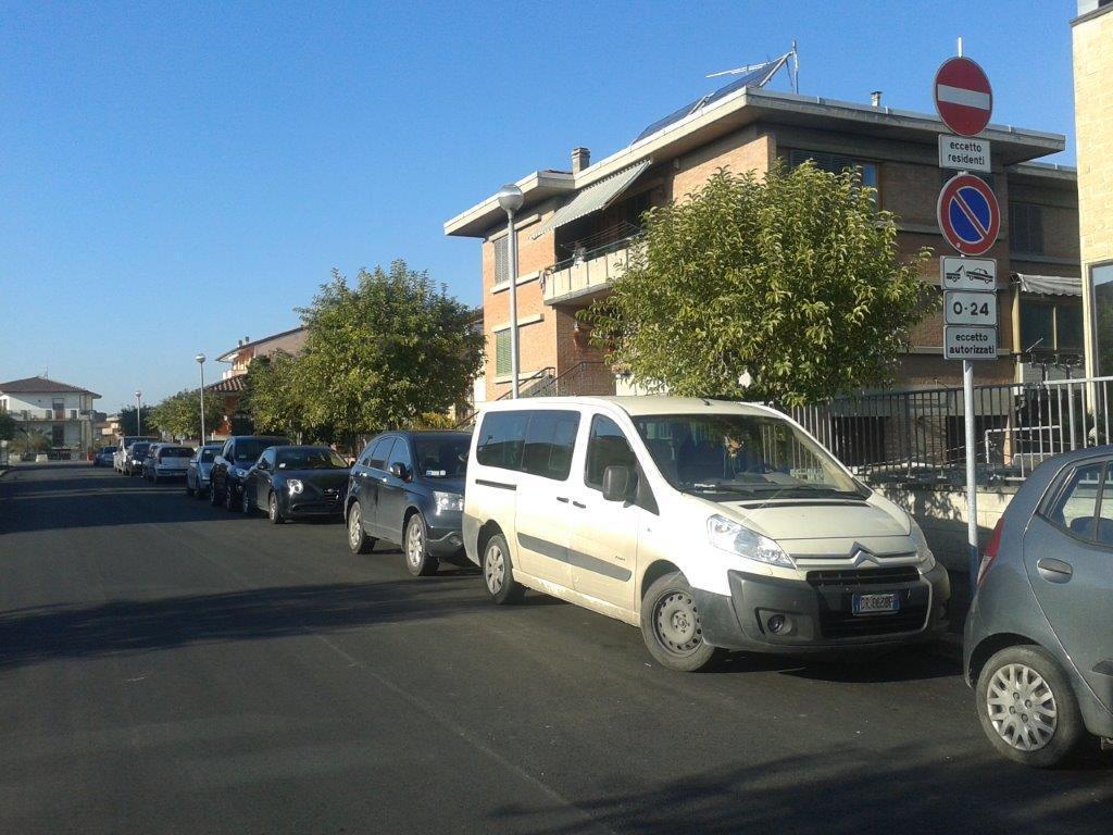 Sosta selvaggia in via Cimabue, occupati anche gli stalli dei disabili