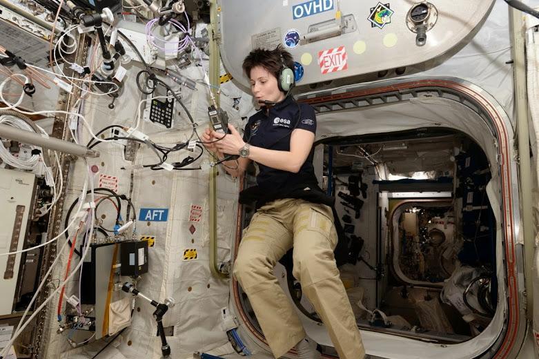 Samantha Cristoforetti al lavoro nella stazione spaziale Iss
