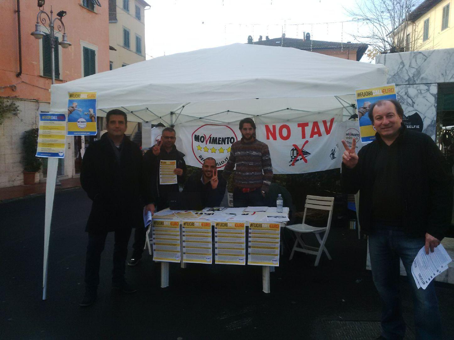 Il gazebo del Movimento 5 Stelle a Pietrasanta