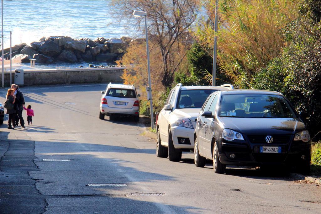 Le auto lasciate in sosta lungo la via col senso unico alternato