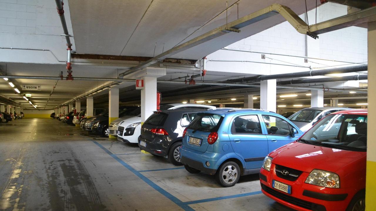 Auto in sosta nel parcheggio Mazzini