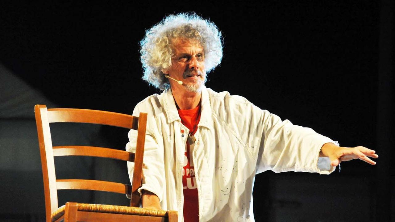 Paolo MIgone durante uno spettacolo