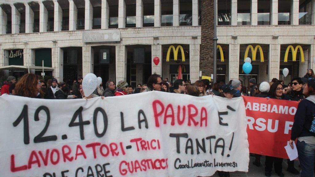 La protesta dei dipendenti del call center di Guasticce