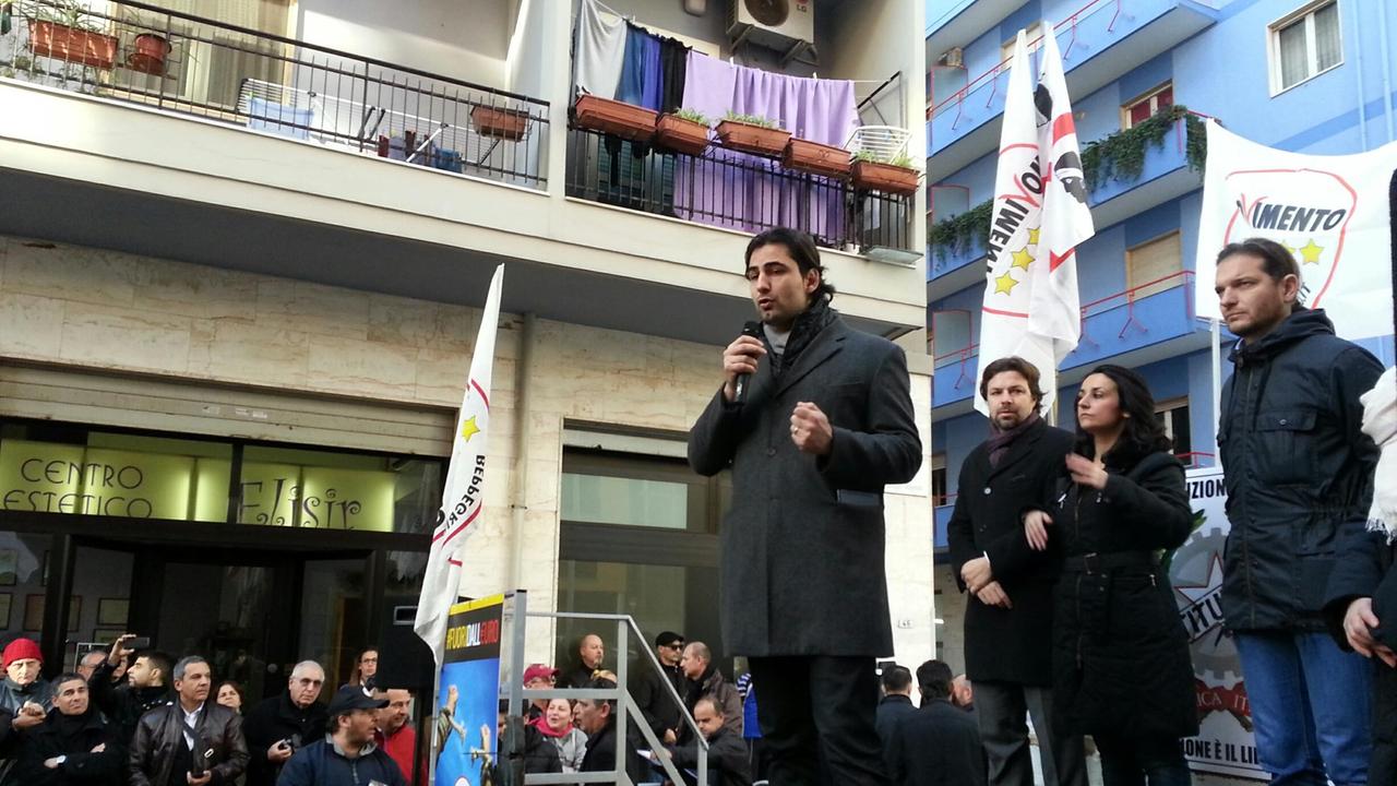 La manifestazioen dei 5 Stelle davanti alla sede di Equitalia a Cagliari