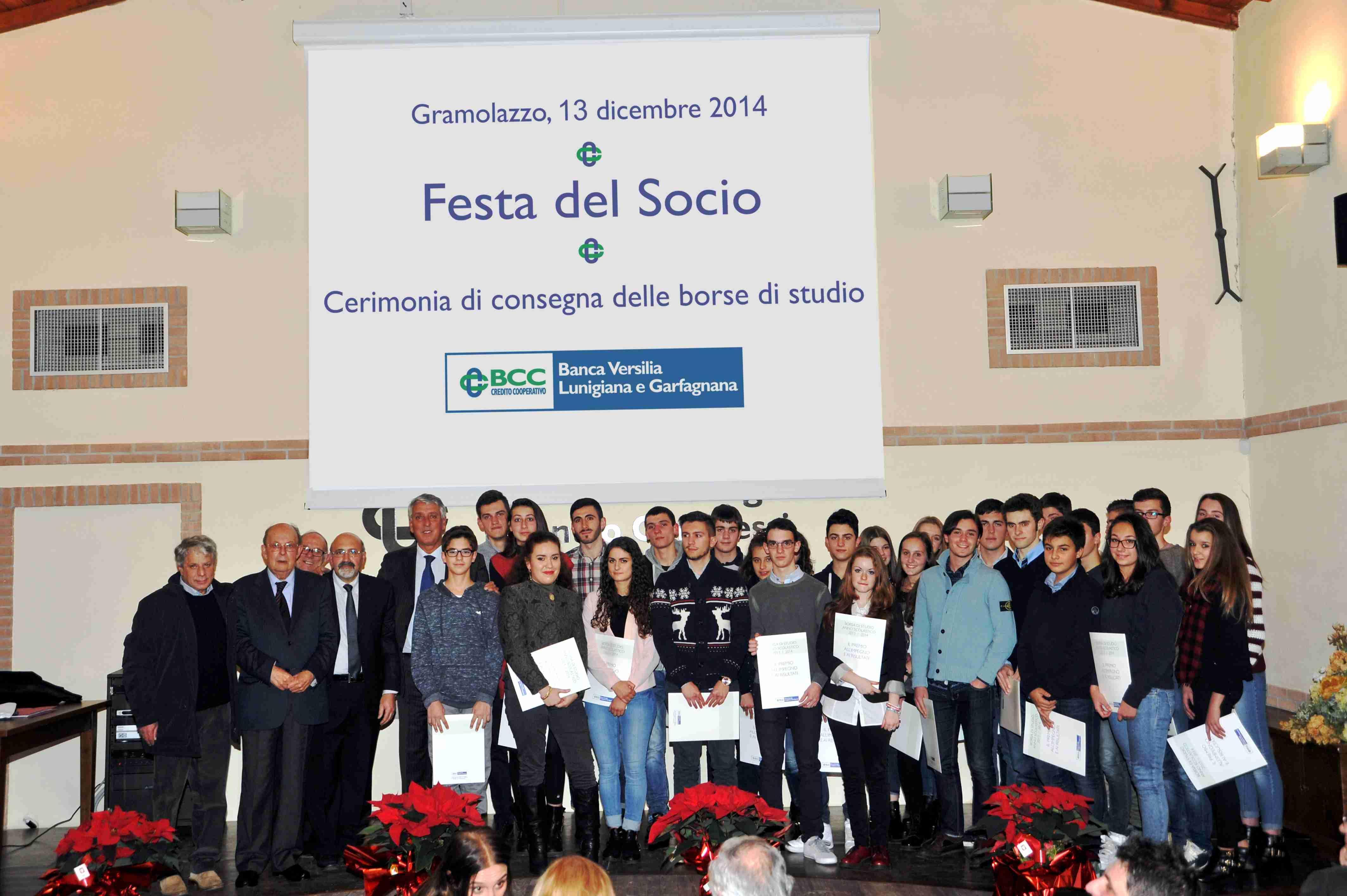 La consegna delle borse di studio agli studenti