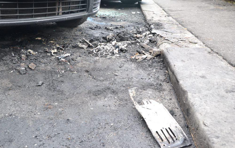 I resti dell'auto andata a fuoco 
