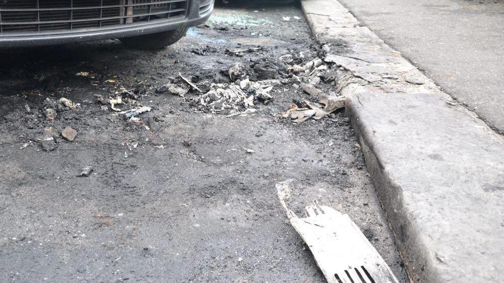 I resti dell'auto andata a fuoco
