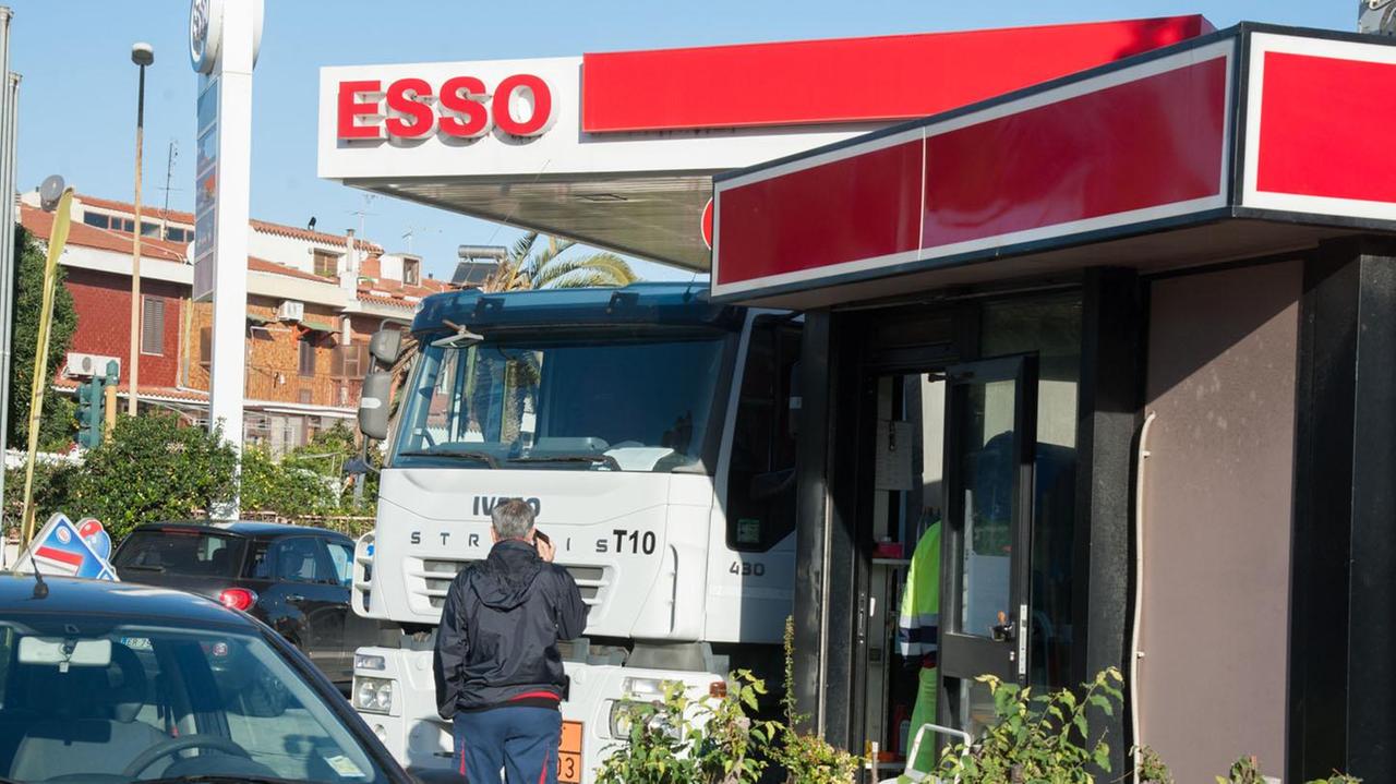 La stazione di servizio di Genneruxi rapinata questa mattina (foto Rosas)