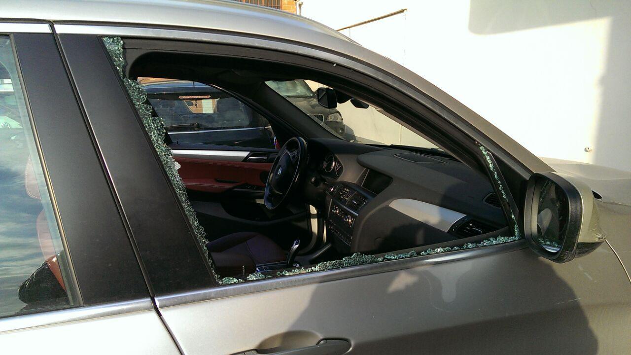 Una delle auto coi finestrini rotti in via Baracca (foto inviata da Enzo Innaco)